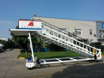 中国 高さ2300から3600の運転される携帯用飛行機のステップ梯子のディーゼルMmの サプライヤー